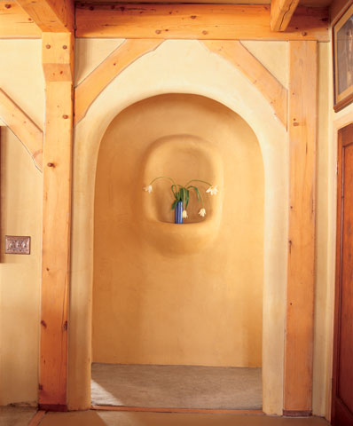 
The soft curves of entryway arches and alcoves, easily achieved with earth plasters, lend graceful architectural details to the home. After learning the plaster application technique from Guelberth, Paula finished the interior walls herself.
